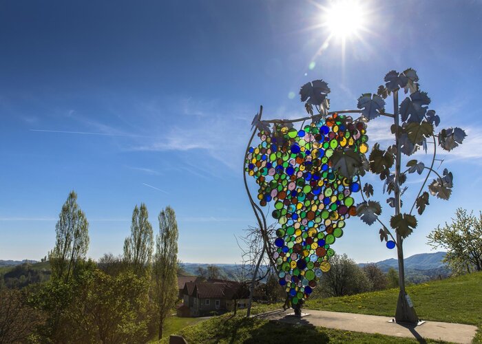 Größte Gläserne Weintraube am Eorykogel | © Tourismusverband Südsteiermark | SYMBOL