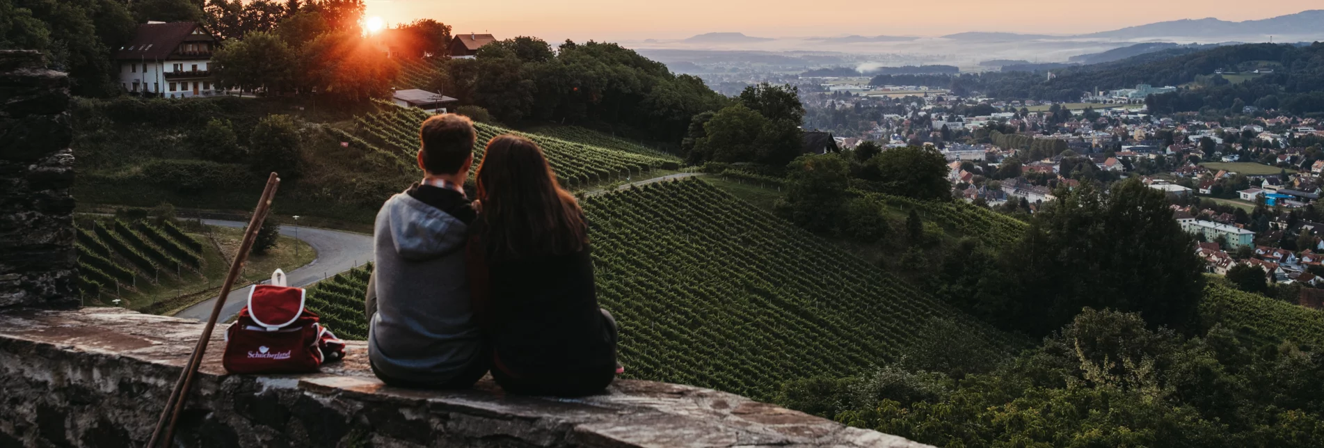 Wanderung mit Ausblick von der Burg Deutschlandsberg | © TV Südsteiermark | Achromatic Photography