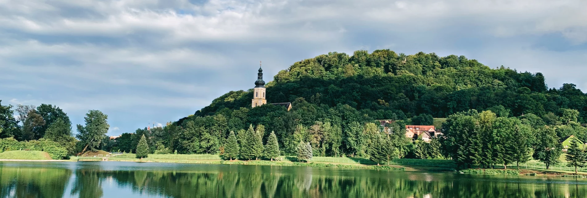 Wildoner Badesee mit Blick auf die Wildoner Kirche