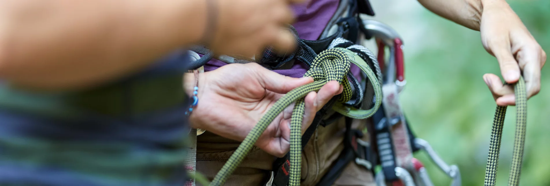 Anonymous rock climbers with gear | ©Xalanx - stock.adobe.com | AdobeStock_224341734_Klettern