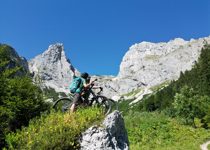 Mountainbiken mit Blick aufs Kaiserschild | © STG | Jesse Streibl