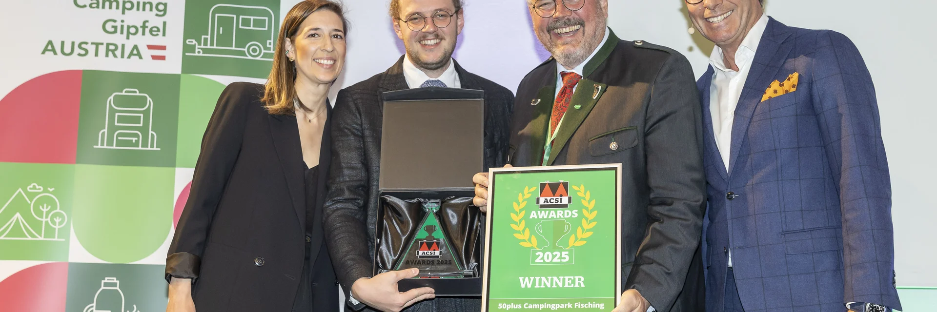 At the presentation of the ACSI Award 2025 (from left to right): [Dilek Özan, Acsi - Rainer and Bernd Pfandl, 50plus Campingpark Fisching - Ramon van Reine CEO ACSI | © www.fotofischer.at | Foto Fischer