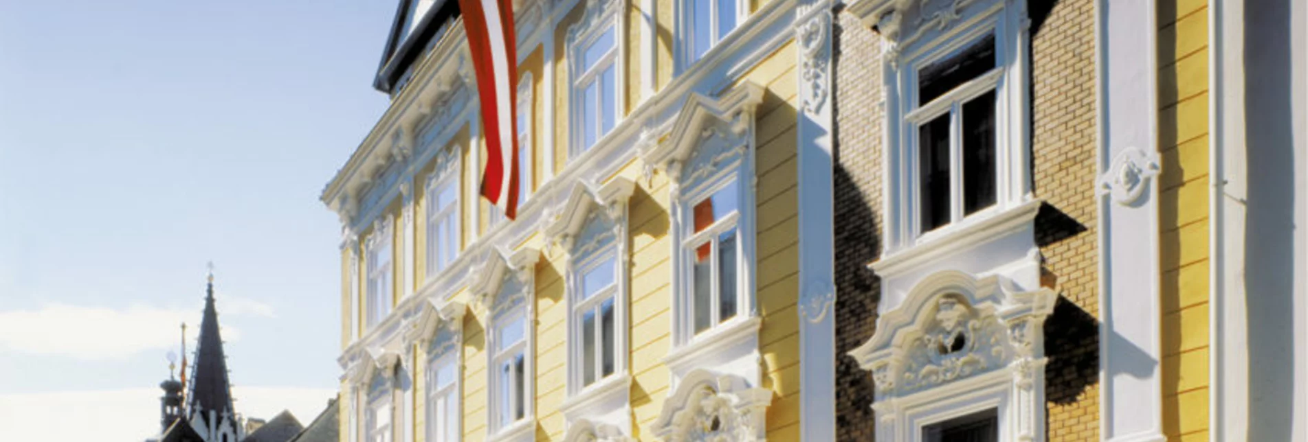 Hausansicht des Hotels Goldenes Kreuz mit schöner, gelber Fassade