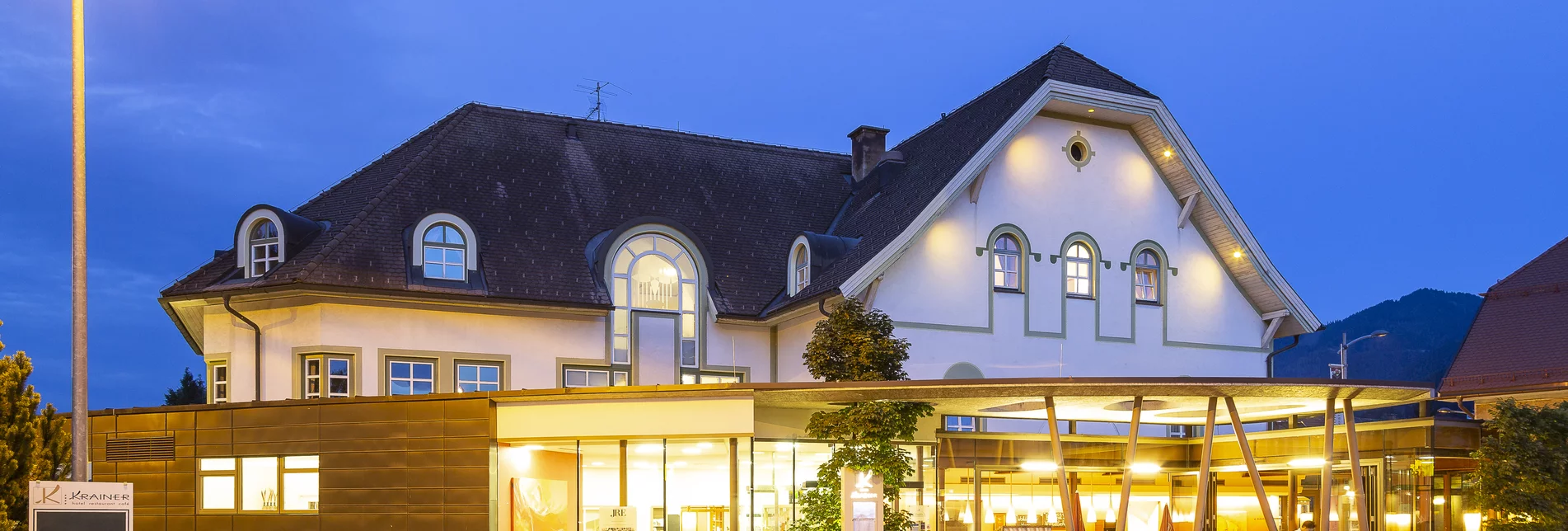 Außenansicht des Hotels Krainer in Langenwang in den Abendstunden