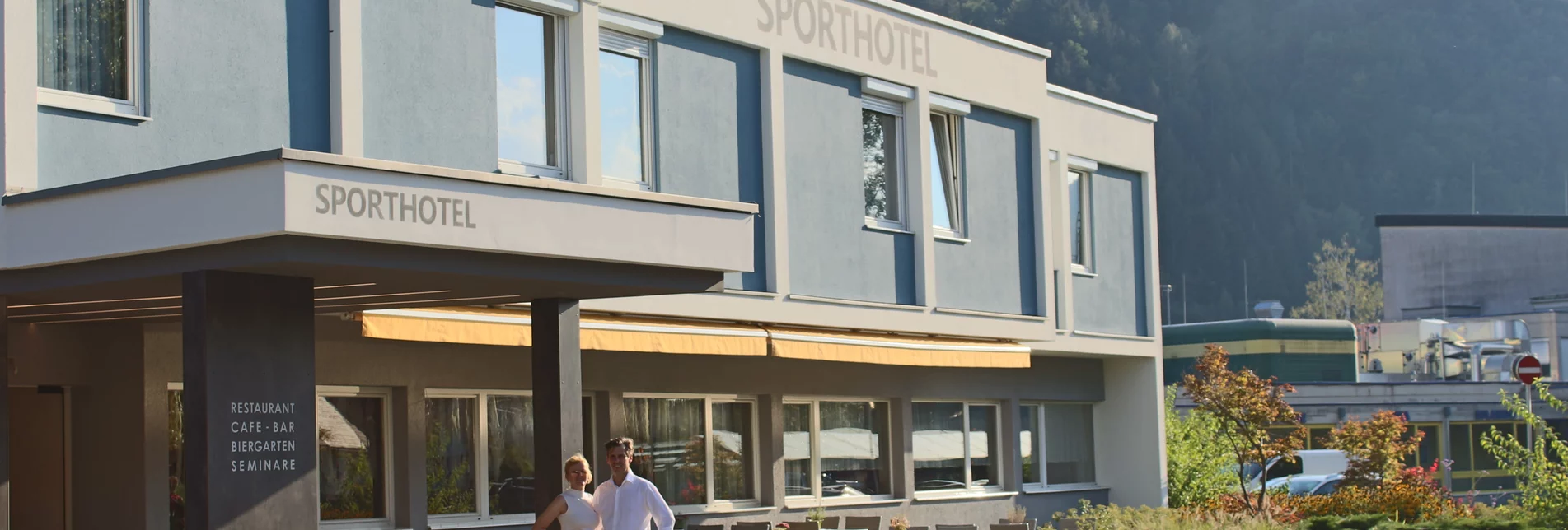 Das Sporthotel im Sonnenschein im Hintergrund sieht man die Burg Oberkapfenberg