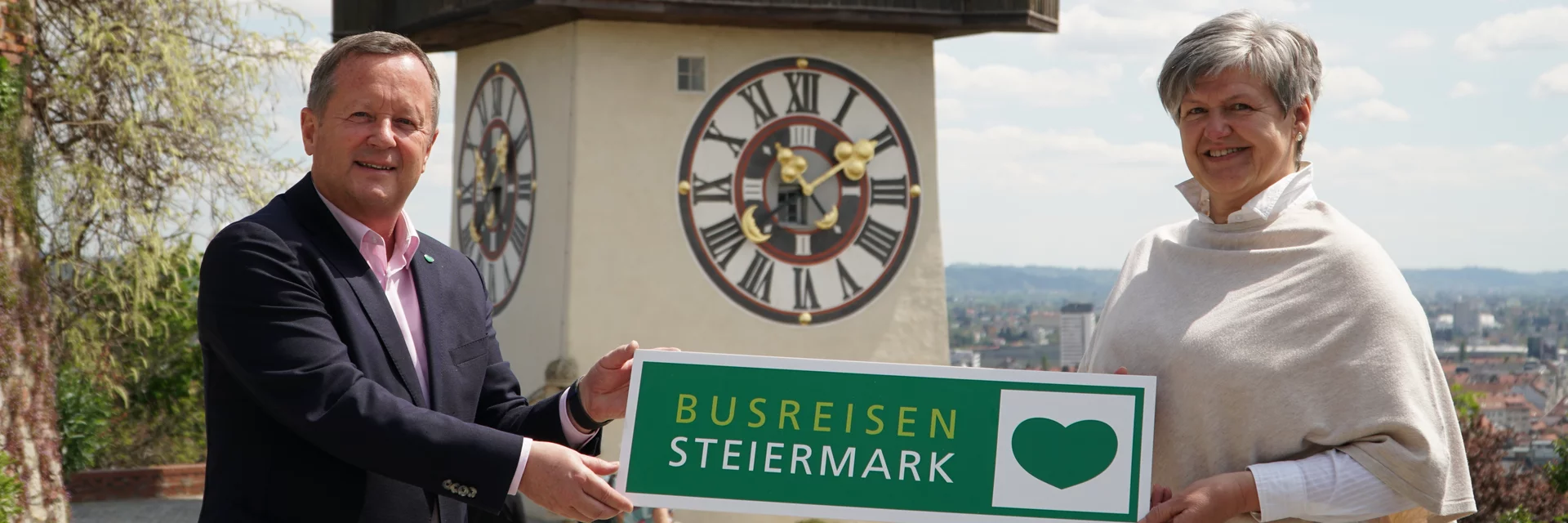 Übergabe von Busreisen Steiermark durch Erich Neuhold an Gabriele Grandl | © Busreisen Steiermark | Gabriele Grandl | © Busreisen Steiermark