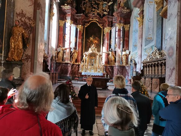 Führung mit Pater August im Stift Rein | © Busreisen Steiermark