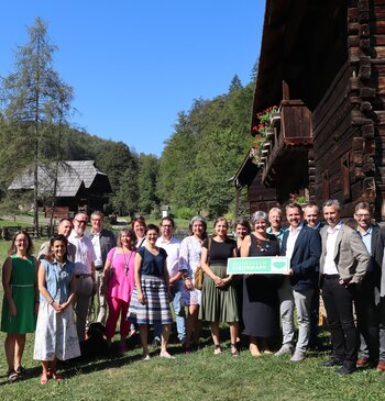 Gruppenfoto im Freilichtmuseum Stübing | © Busreisen Steiermark