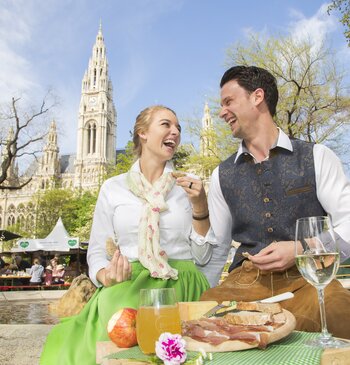 Paar genießt Schinken am Steiermark Frühling vor dem Wiener Rathaus | © Steiermark Tourismus