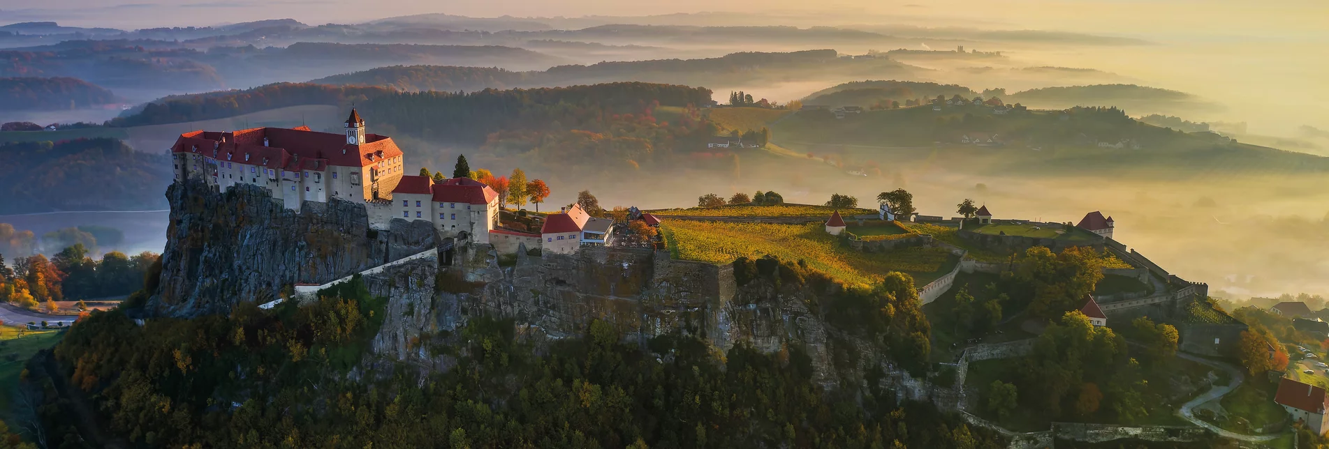 Luftbildaufnahme der Riegersburg im Herbst | © Burg Riegersburg