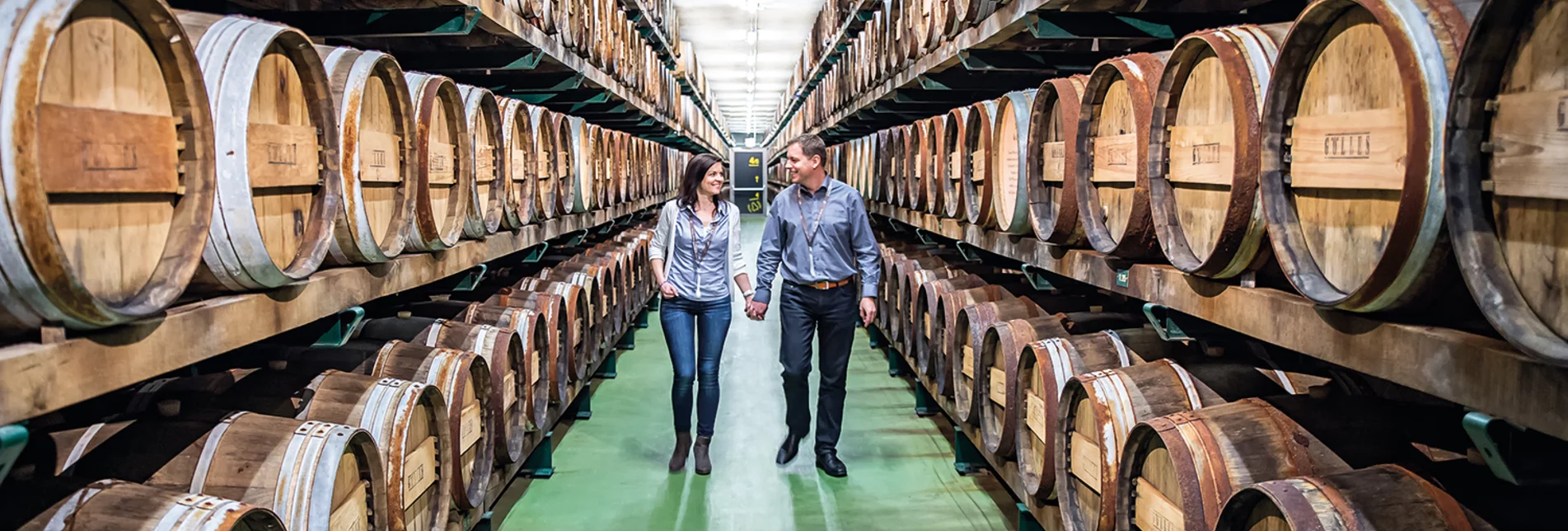 Pärchen besucht größten Essigfasskeller Österreich | © Gölles Manufaktur