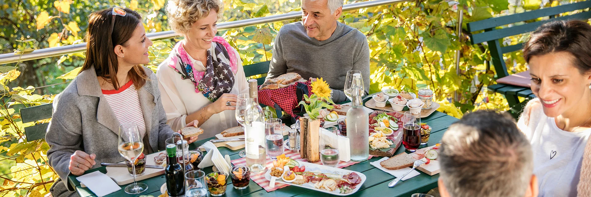 Stärkung mit einer Jause im Buschenschank | © Thermen- & Vulkanland | Harald Eisenberger | © Thermen- & Vulkanland