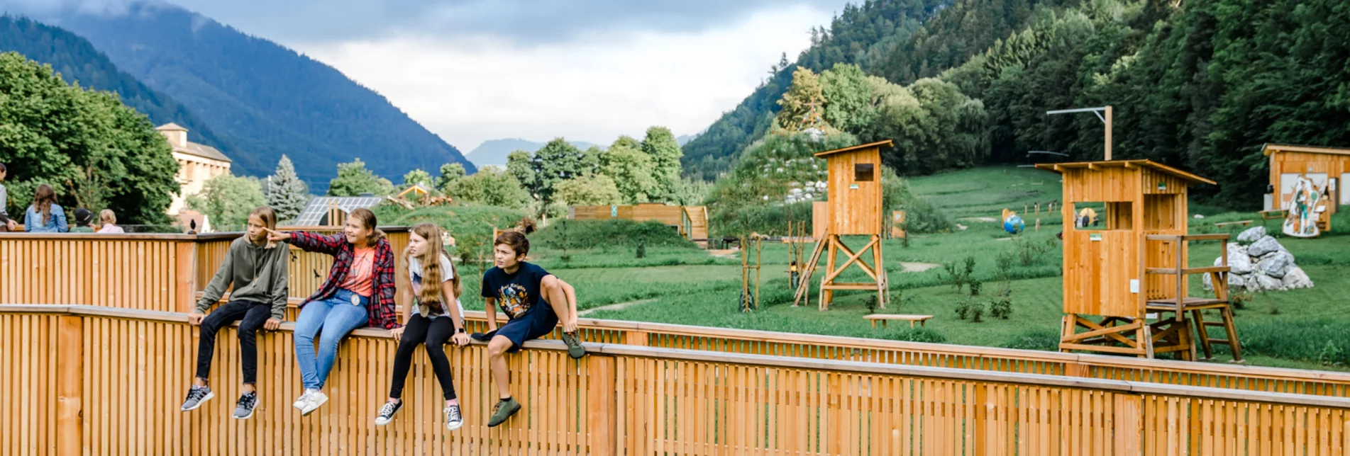 Kinder auf einer Holzbrücke im Grünen | © TG-Fotozone