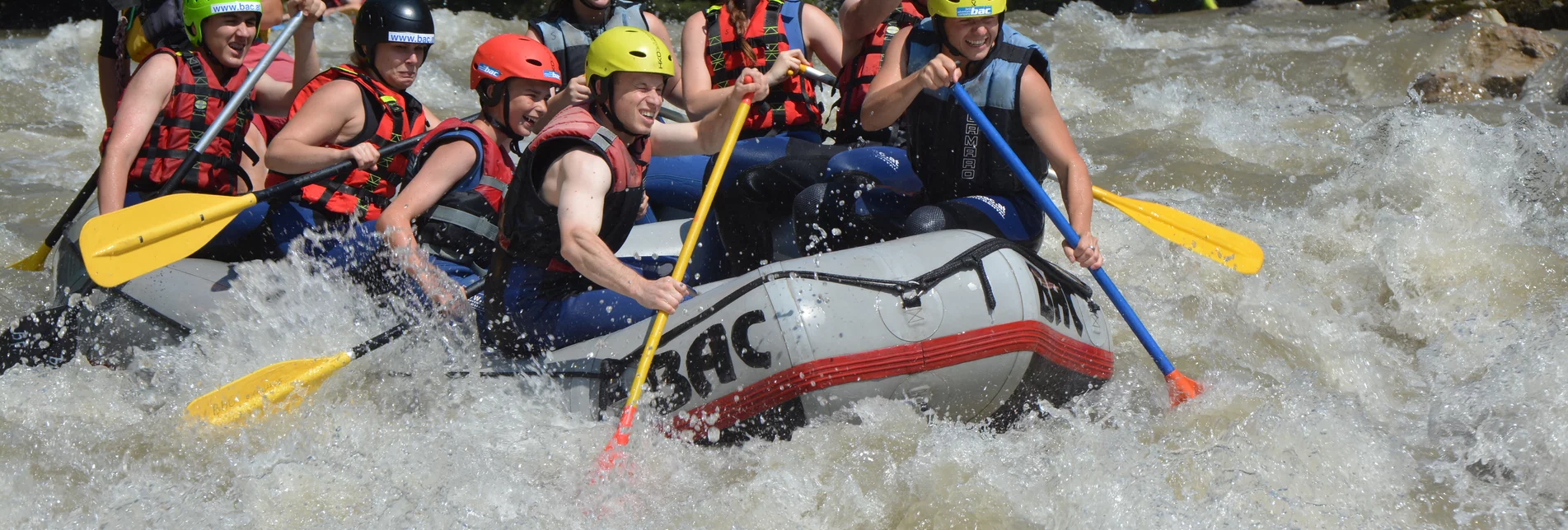 Gruppe im Schlauchboot auf der Salzach in Action | © BAC