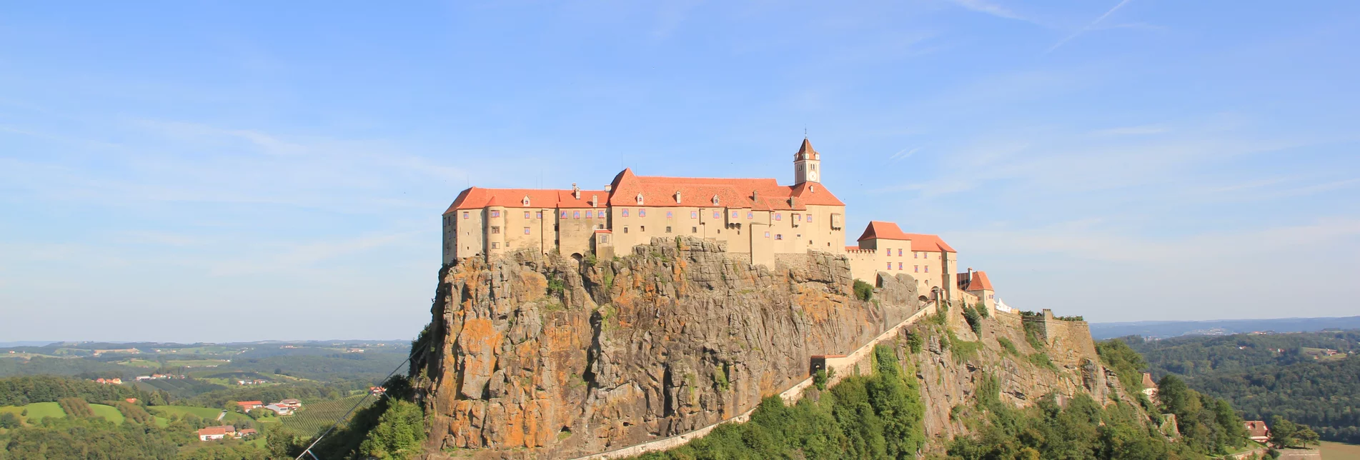 Burg Riegersburg aus der Ferne | © Burg Riegersburg