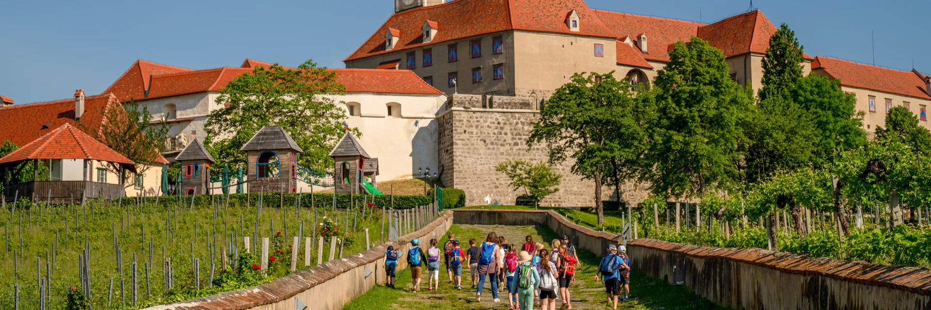 Eine Schulklasse am Burgweg der Riegersburg | © Burg Riegersburg | Ferder