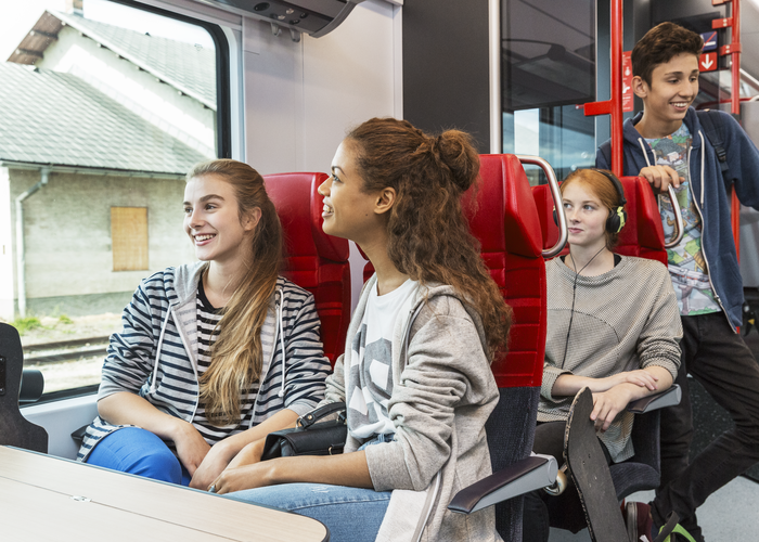 Jugendliche in einem ÖBB-Zug | © Österreichische Bundesbahnen | Harald Eisenberger