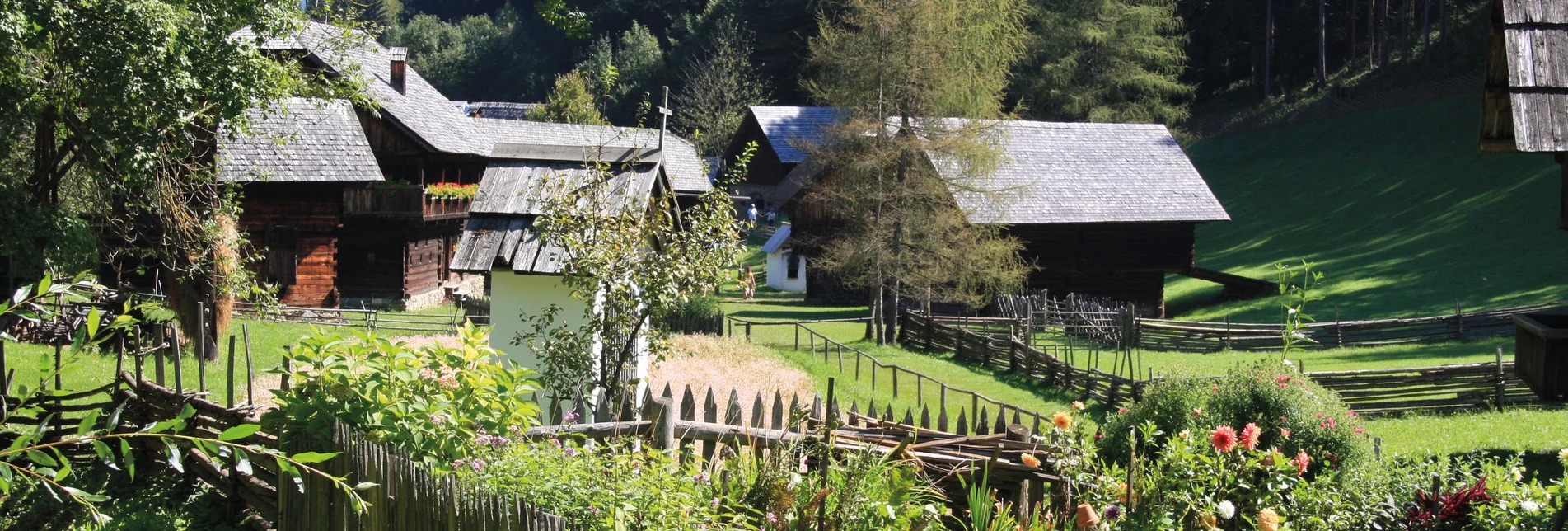 Bunter Bauerngarten mit Bauernhäusern im Hintergrund | © Österreichisches Freilichtmuseum/UMJ
