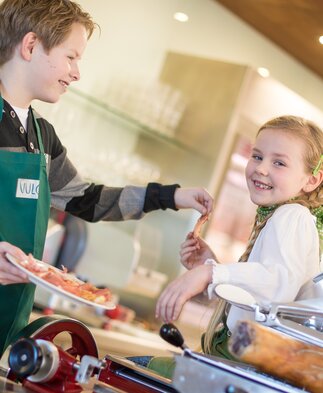 Kinder beim Schinkenessen | © Jean Van Luelik PHOTOGRAPHER | Jean Van Luelik PHOTOGRAPHER
