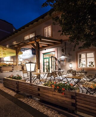 Hotelansicht mit Hoteleingang und Gastgarten vom JUFA Hotel Murau am Abend | © Hotel JUFA | Günter Lenz