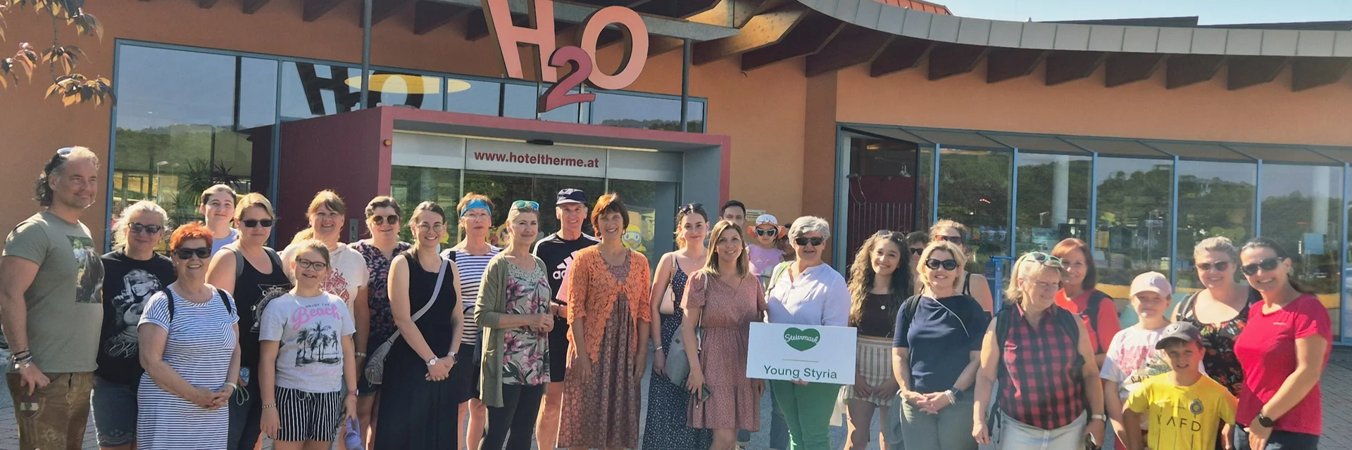 Gruppenfoto vor der H2O Therme | © Young Styria