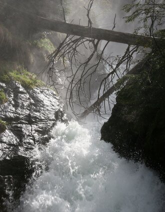 View from the wooden bridge gapping Riesach waterfall below the Lower waterfalls | Herbert Raffalt | © Tourismusverband Schladming - Herbert Raffalt