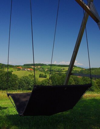 Schwebeliege mit Blick auf Stein | Jörg Liemandt | © Erlebnisregion Thermen- & Vulkanland
