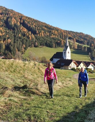 Im Hintergrund die Kirche in St. Oswald | Weges OG | © Weges OG