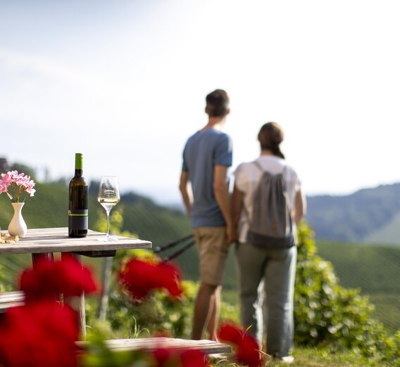 Wanderpause beim Buschenschank mit Blick auf die südsteirischen Weinberge | © STG | Tom Lamm