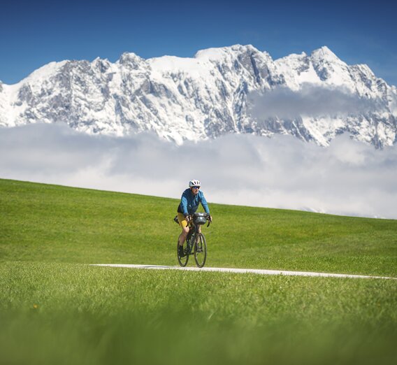 Radtour am Mitterberg mit winterlichen Grimming im Hintergrund | © STG | photo-austria.at