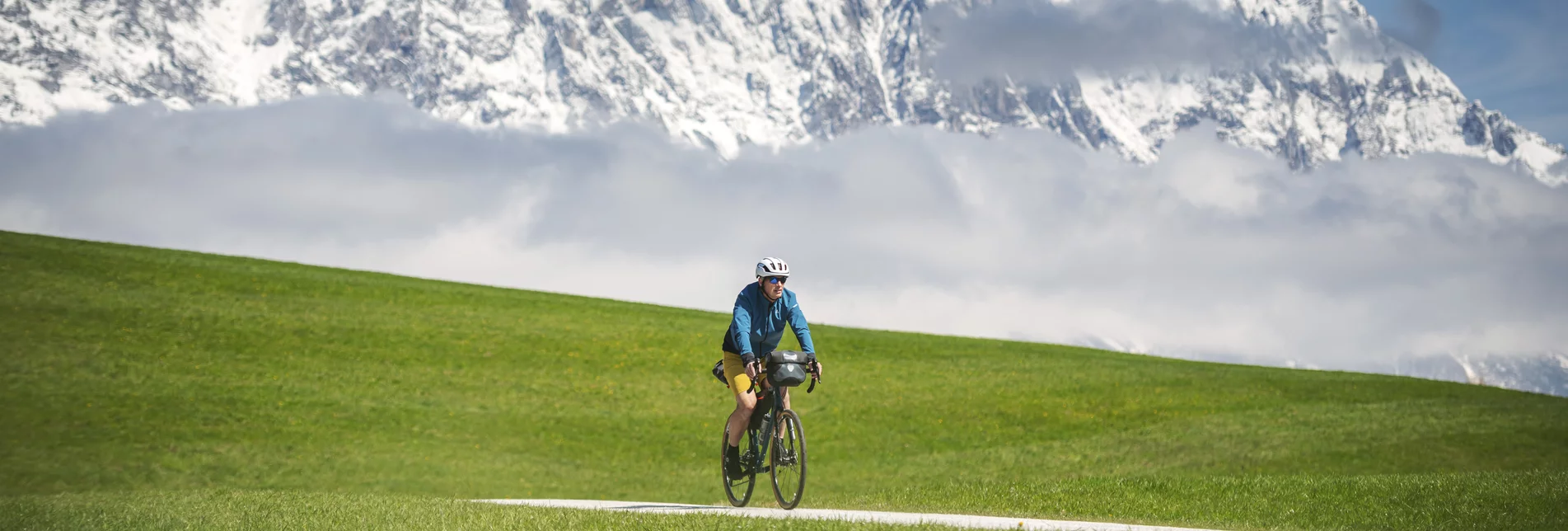 Cycling tour on the Mitterberg with the wintry Grimming in the background | © Steiermark Tourismus | photo-austria.at