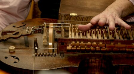 Drehleier, Musikinstrument  | © Steirisches Volksliedwerk | Steirisches Volksliedwerk