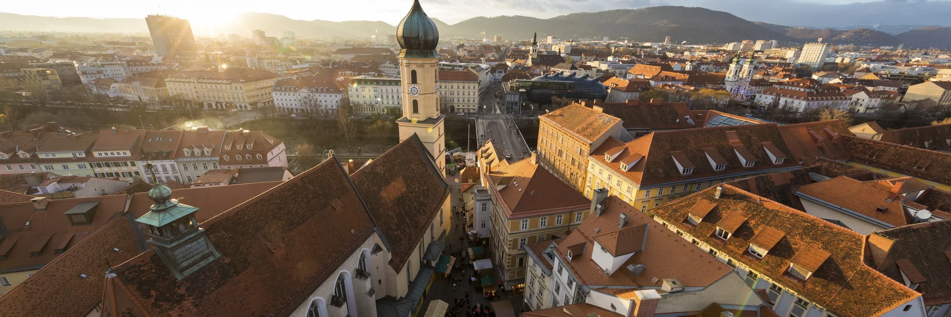 Dächerlandschaft von Graz mit Franziskanerkirche | © STG | Harry Schiffer