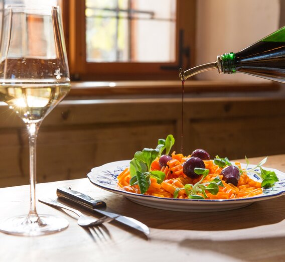 Vegan Buschenschank snack, Vineyard Kögl (Southern Styria) | © Steiermark Tourismus | Harry Schiffer