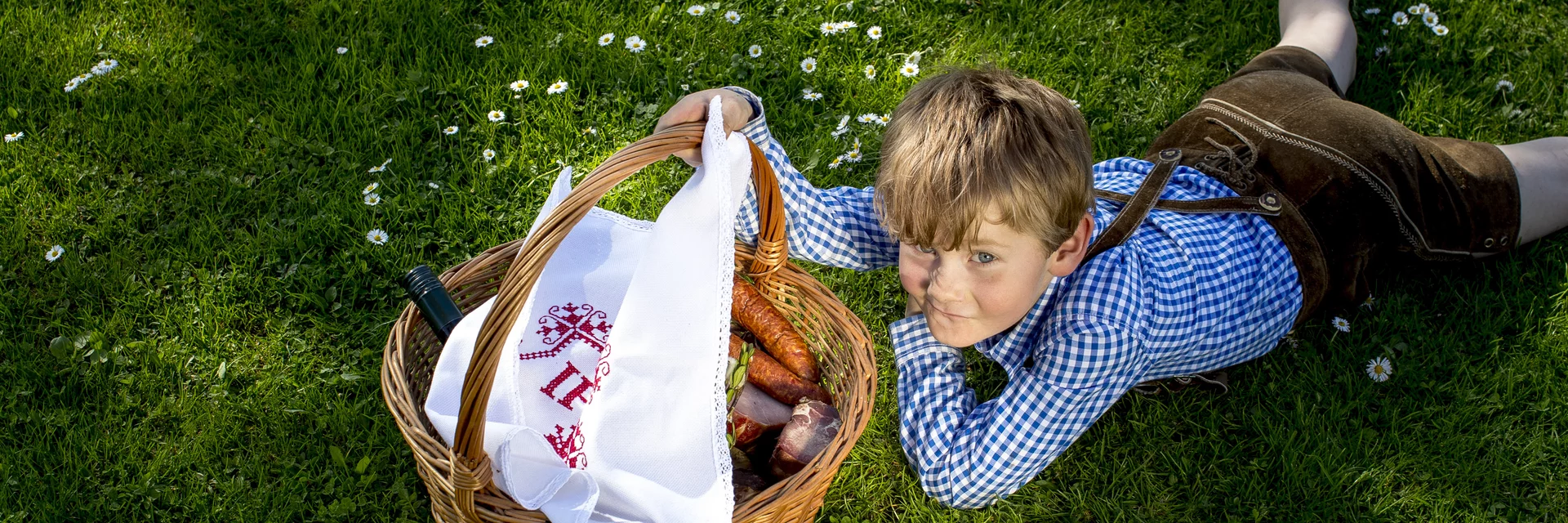 der Weihkorb zu Ostern: mit Osterbrot/Pinze, Geselchtem, Würstel, Ostereiern, Kren (Meerrettich), Salz, Wein, Palmbuschen,... | © STG | Tom Lamm