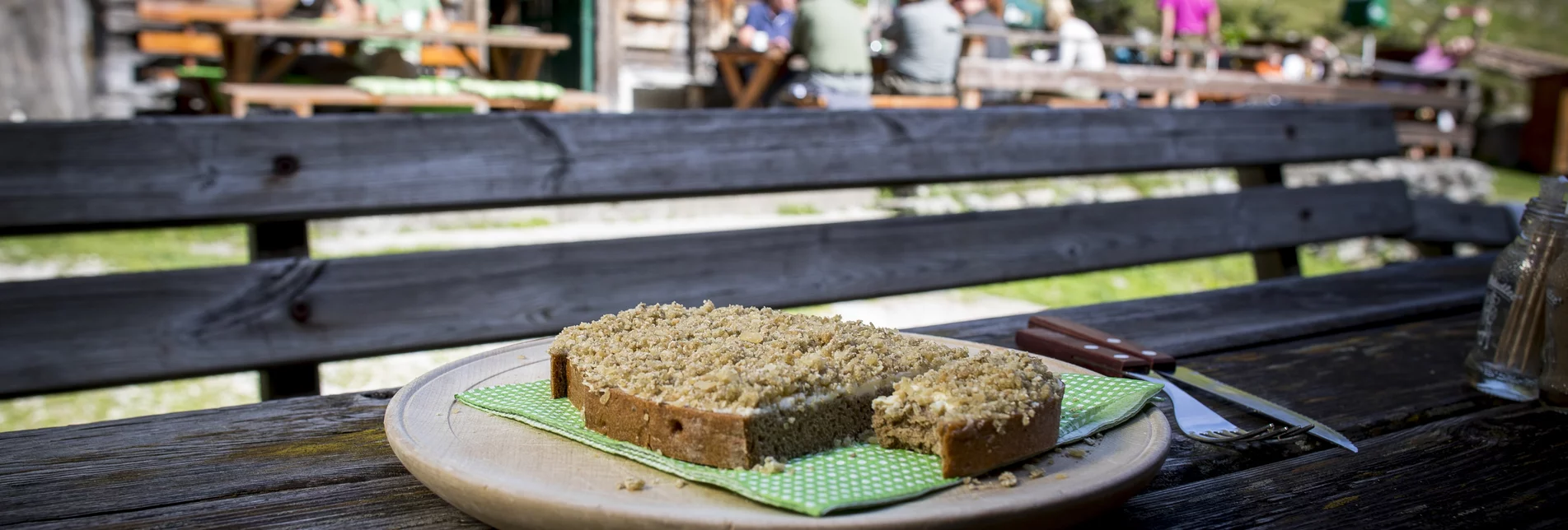 Steirerkasbrot (bread with typical cheese) at the Putzentalalm | © Steiermark Tourismus | Tom Lamm