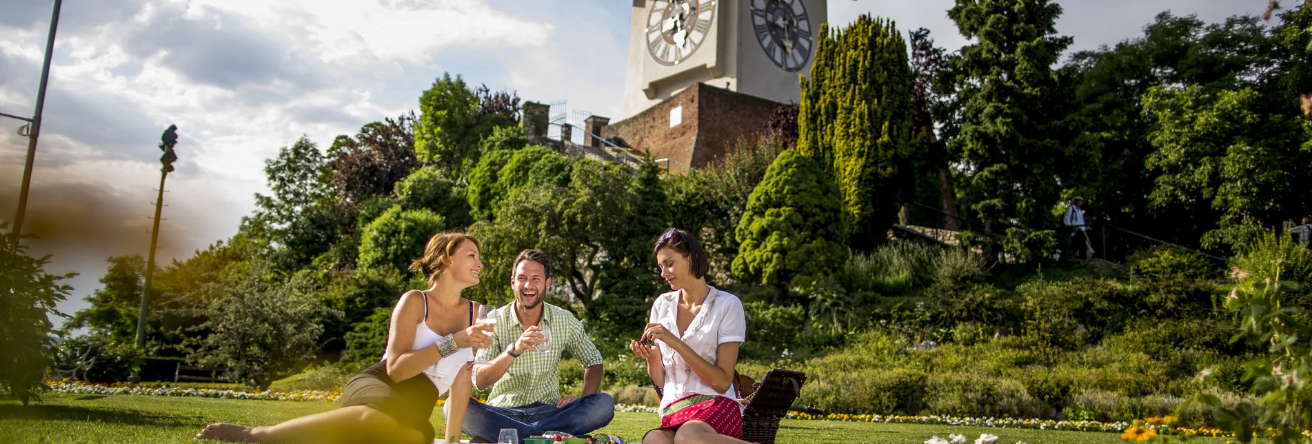 Picknick im Frühling am Schloßberg mit Uhrturm, Graz | © STG | Tom Lamm