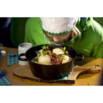 Meat dumplings with sauerkraut, Ederhof, Ramsau am Dachstein | © Steiermark Tourismus | Tom Lamm
