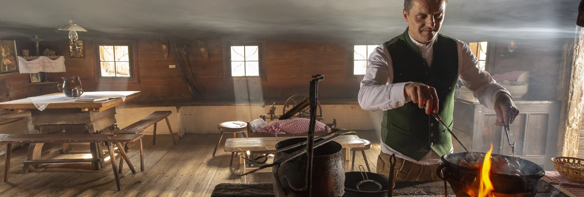 Baking a Häfennigl (cake in a pot) like 300 years ago at the Rauchstubenhaus in Edelschachen close to Anger, Eastern Styria | © Steiermark Tourismus | www.johannesgeyer.com