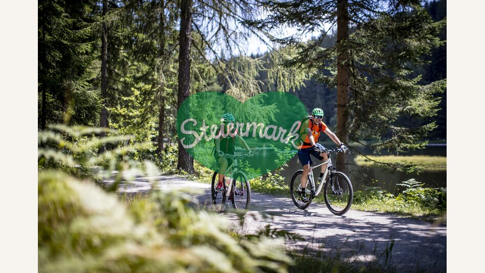 Radfahren am Schattensee in der steirischen Krakau | © STG | Tom Lamm