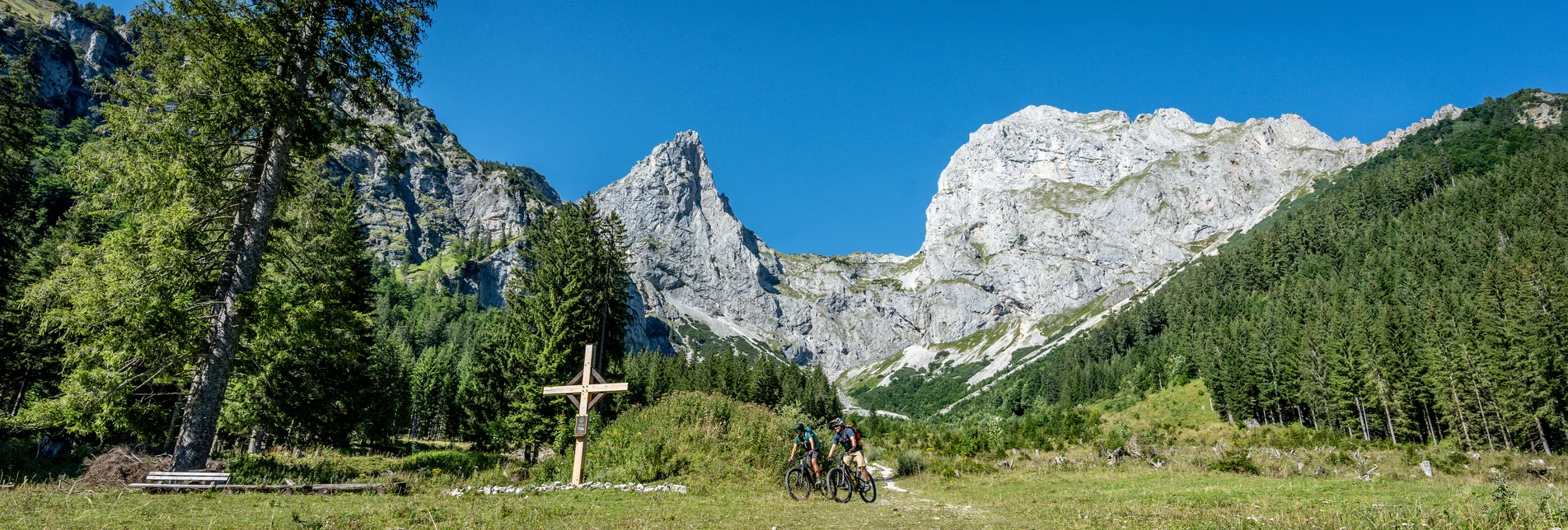 Mountainbiker beim  Juliuskreuz in der Eisenerzer Ramsau | © STG | Jesse Streibl