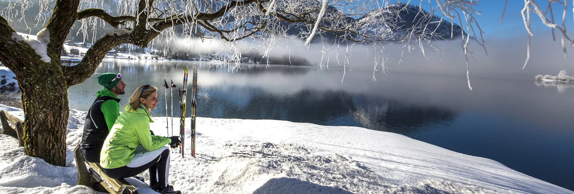 Cross-country skiers having a rest at Grundlsee lake | © Steiermark Tourismus | Tom Lamm