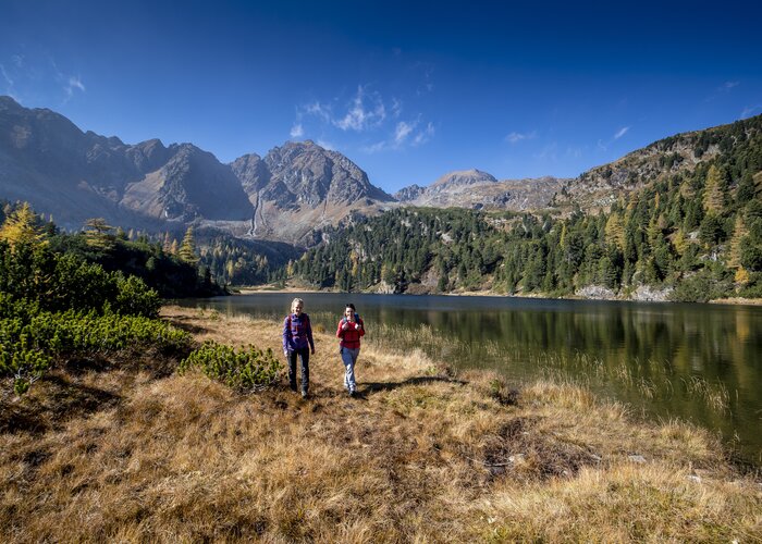 Hiking at the Zwieflersee in the nature park Sölktäler | © Steiermark Tourismus | Tom Lamm