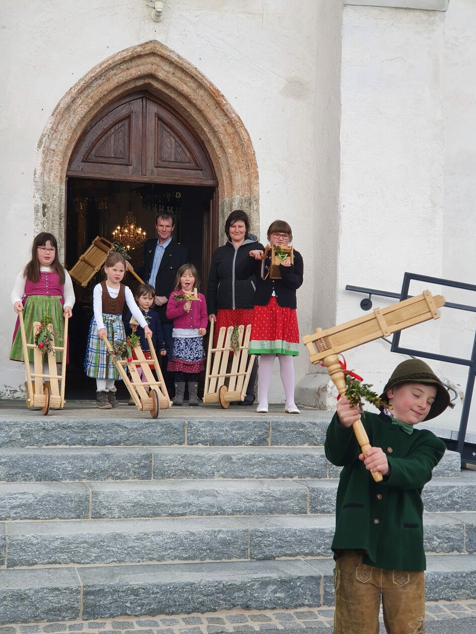 Zu Ostern ersetzt das Ratschen der Kinder die Kirchenglocken.  Zu Ostern ersetzt das Ratschen der Kinder die Kirchenglocken.
