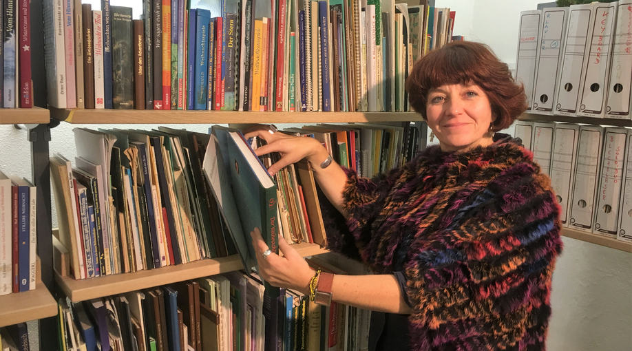 Alle Jahre wieder macht sich Dr. Eva Maria Hois für die Besucher auf die Suche nach ganz besonderen Weihnachtsliedern.  | © STVLW Alle Jahre wieder macht sich Dr. Eva Maria Hois für die Besucher auf die Suche nach ganz besonderen Weihnachtsliedern.  | © STVLW