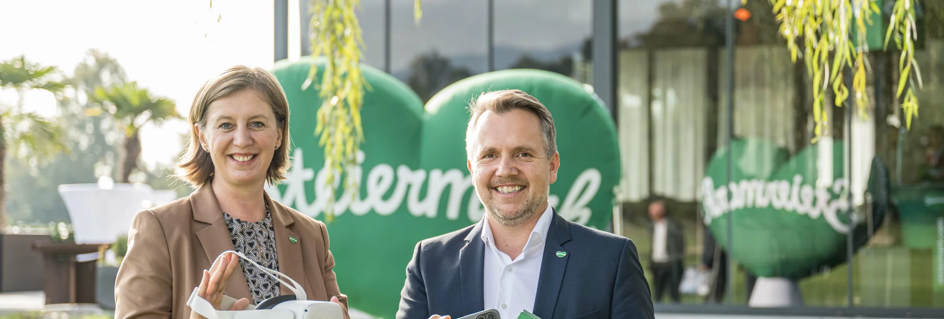 Tourismuslandesrätin Barbara Eibinger-Miedl und Michael Feiertag, GF Steirische Tourismus und Standortmarketing GmbH, mit VR-Brille und -Cardboard für den 360°-Adventkalender.  | © STG | Jürgen Fuchs