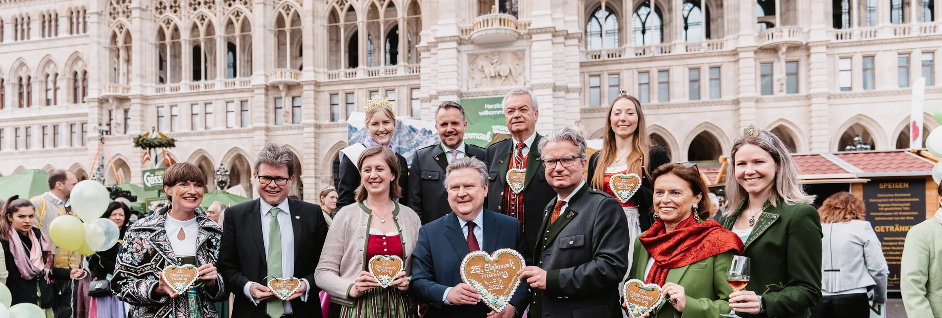 Astrid Steharnig-Staudinger (ÖW-Chefin), BM Martin Polaschek, LR Barbara Eibinger-Miedl, LH und Bürgermeister Michael Ludwig, LH Christopher Drexler, StS Susanne Kraus-Winkler, Weinhoheit Sophie,  von links oben: Narzissenkönigin Michaela, Michael Feiertag (GF Steiermark Tourismus und Standormarketing/STG)  LH-Stv. Anton Lang, Blumenkönigin Verena | © STG | Michaela Lorber