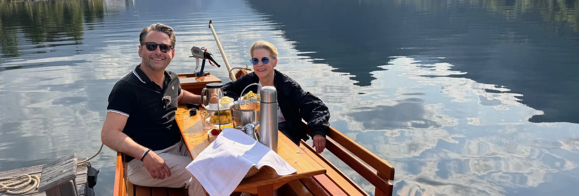 Starköchin Cornelia Poletto und Moderator Dennis Wilms podcasten in der alpinen Steiermark. Hier beim Plättenfrühstück am Grundlsee. | © STG | Elisabeth Perl