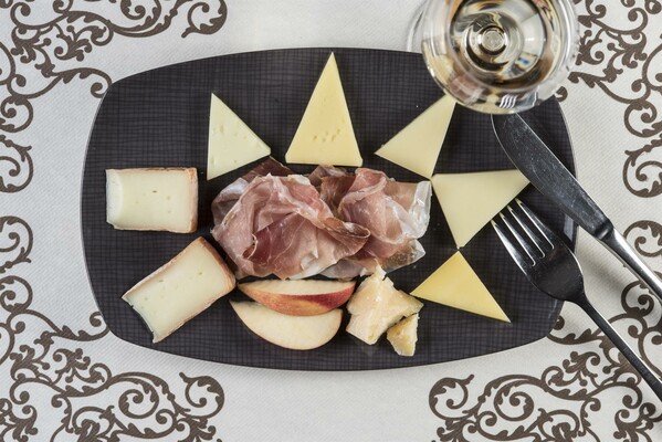 Stollenkäse_Schinken Käseteller_Oststeiermark | © Almenland Stollenkäse