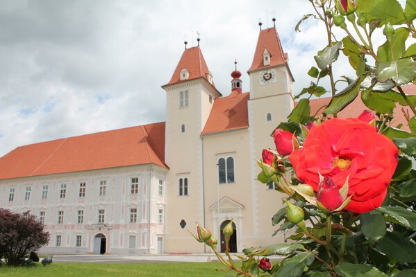 Augustiner Chorherrenstift_from outside_Eastern Styria | © Oststeiermark Tourismus